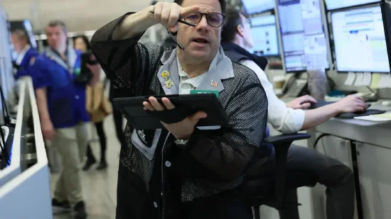 美股开盘低迷，霍尔木兹海峡供应中断担忧持续推升油价。