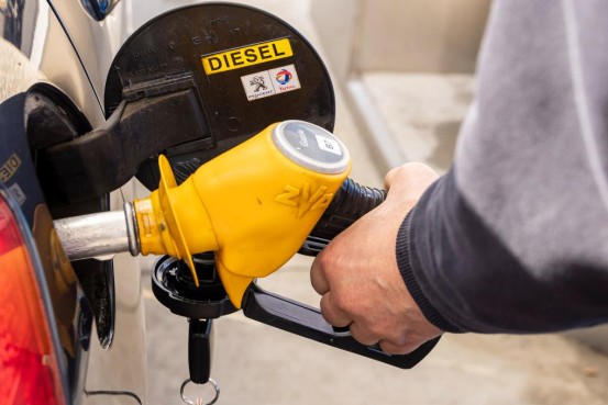  伊朗能源设施遭遇打击，海湾石油出口锐减；亚洲国家转向俄罗斯供应，美国临时豁免航运限制稳定市场。 新闻 伊朗能源设施遭遇打击，海湾石油出口锐减；亚洲国家转向俄罗斯供应，美国临时豁免航运限制稳定市场。 新闻 伊朗能源设施遭遇打击，海湾石油出口锐减；亚洲国家转向俄罗斯供应，美国临时豁免航运限制稳定市场。 新闻