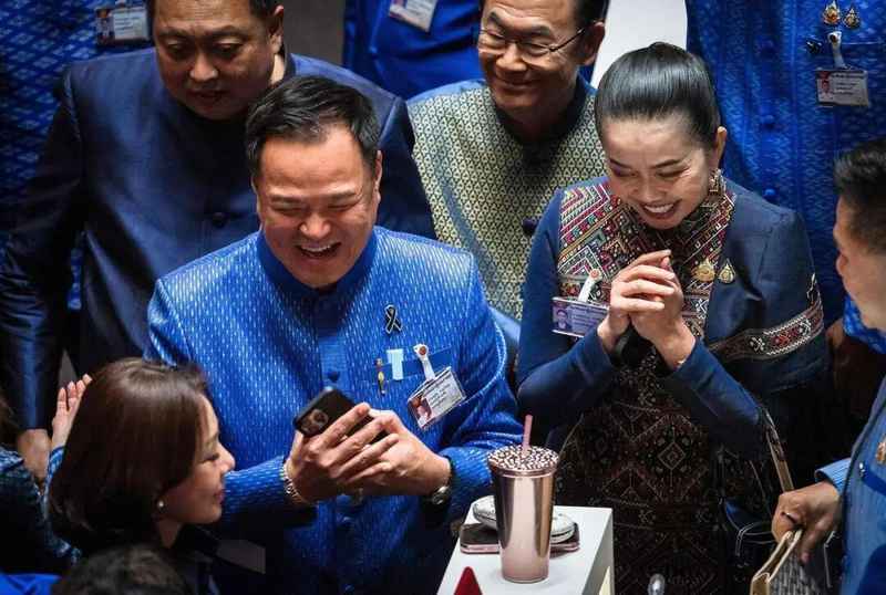  泰国华裔总理阿努廷·参威拉军，再次赢得议会支持；自称百分百中国人后代，陈锡尧身份引关注。 新闻