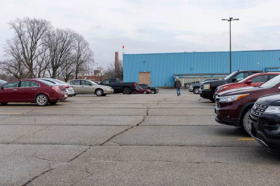 惠而浦阿马纳冰箱工厂面临严峻挑战；岗位转移与关税效应交织，工人生活陷入困境。