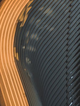 国际油价高位震荡；中国石化炼化业务承压；多维度应对措施显成效。