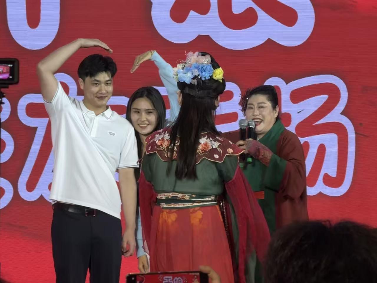 那个让9个男人同时上台的女人，后来怎样了？