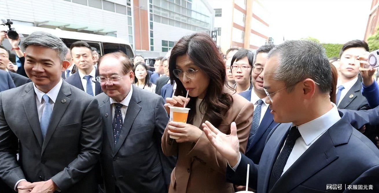  当四口之家每年要承担36万防务费：普通人眼中的两岸选择 新闻